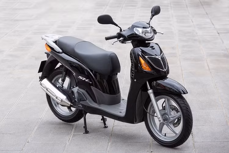 Vào năm 2001, thế hệ SH thứ 3 ra đời với kích thước lớn hơn, thiết kế nam tính hơn và đặt ra "chuẩn mực" động cơ 125 hoặc 150 cc vẫn tiếp tục duy trì tới phiên bản hiện nay. Đây cũng là phiên bản SH đầu tiên được nhập số lượng lớn vào Việt Nam; tuy nhiên vào thời điểm này, người dân vẫn còn đang ưa chuộng một dòng xe ga nhập Ý khác của Honda là @.