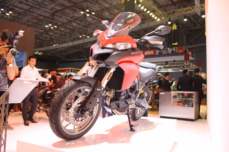 So với dòng Multistrada 1200 quen thuộc, phiên bản này có giá rẻ hơn và trọng lượng nhẹ hơn để thu hút những khách hàng tiết kiệm và bị "ngợp" bởi kích thước hay sức mạnh của bản 1200 cc.