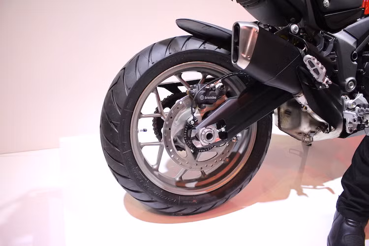 Không giống như Multistrada 1200, Multistrada 950 sử dụng gắp đôi thay vì gặp đơn phía sau. Mâm sau của xe có đường kính 17 inch, chạy lốp có bản rộng khá "lẻ" là 170/60/17. Cả 2 lốp vẫn là loại Pirelli Scorpion Trail II.