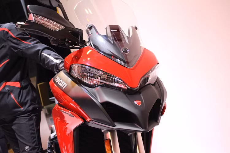 Về cơ bản, Ducati đã "bê nguyên" thiết kế của phiên bản Multistrada 1200 và chuyển sang cho Multistrada 950. Tuy nhiên, chiếc xe 950 đã có một số khác biệt nhỏ để giảm chi phí sản xuất, chẳng hạn như đèn pha trước không có hệ thống đèn LED thay đổi hướng chiếu sáng theo góc cua.