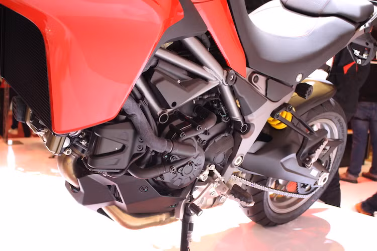 So với các thế hệ động cơ Ducati cũ, cỗ máy Testastretta này cũng tin cậy hơn với thời gian bảo dưỡng là mỗi 14.500 km hoặc 1 năm, và thời gian cân lại xú-páp là mỗi 30.000 km. Xe cũng có 4 chế độ lái Touring, Sport, Urban và Enduro.