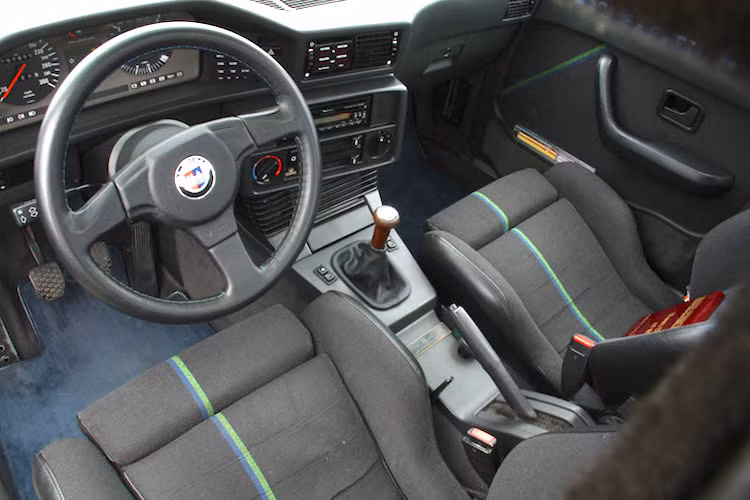 Ở bên trong nội thất, thay vì vô-lăng nguyên bản, Alpina đã thay cho M5 tay lái do hãng thiết kế. Ngoài ra, cặp ghế ngồi trước của chiếc xe cũng đã được thay bằng ghế ôm lưng theo phong cách xe đua. Do đã ra đời từ khá lâu nên M5 E28 không có những hệ thống thông tin giải trí hiện đại như những chiếc xe ngày nay.