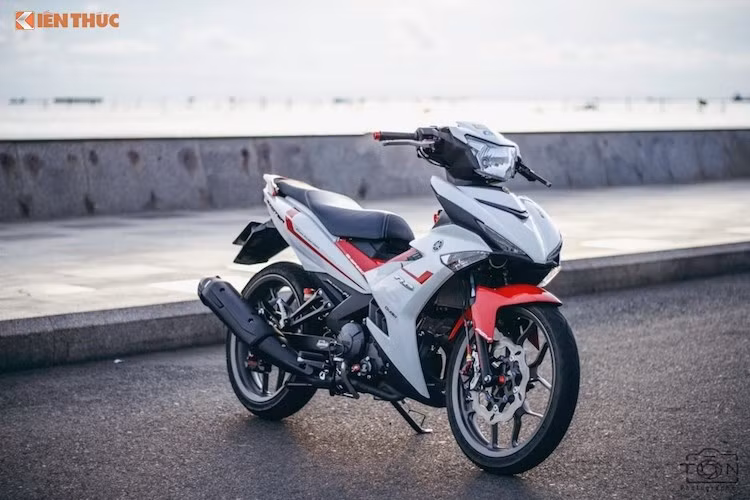 Chủ của chiếc Exciter 150 tại Vũng Tàu này thuộc nhóm thiểu số đó, khi anh đã tập trung nâng cấp "dàn chân" của chiếc xe côn tay cỡ nhỏ, trong khi vẫn giữ lại gần như nguyên bản phần còn lại của xe. "Gốc" của bản độ này là một chiếc Exciter RC 150 2016 với tem đỏ trắng.