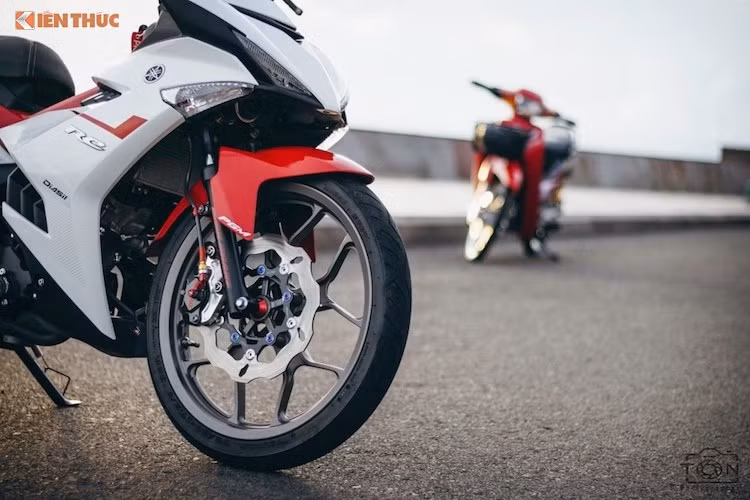 Cặp mâm nguyên bản của Exciter đã được chủ xe thay bằng mâm Racing Boy 5 cánh kép với thiết kế tương tự mâm nguyên bản trên Yamaha R3. Lốp trước có bản hẹp hơn xe nguyên bản, chỉ 70/80 thay vì 80/90. "Nhân tiện" nâng dàn chân, hệ thống phanh của chiếc xe đã được chủ xe nâng cấp với heo Frando 2 pis đối xứng kèm pát CNC và đĩa Galfer.