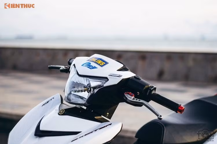 Ở phía trên tay lái của Exciter là một số món đồ chơi nhẹ nhàng như cặp tay phanh/côn của CRG và cùm công tắc cùng cùm ga của Daytona.