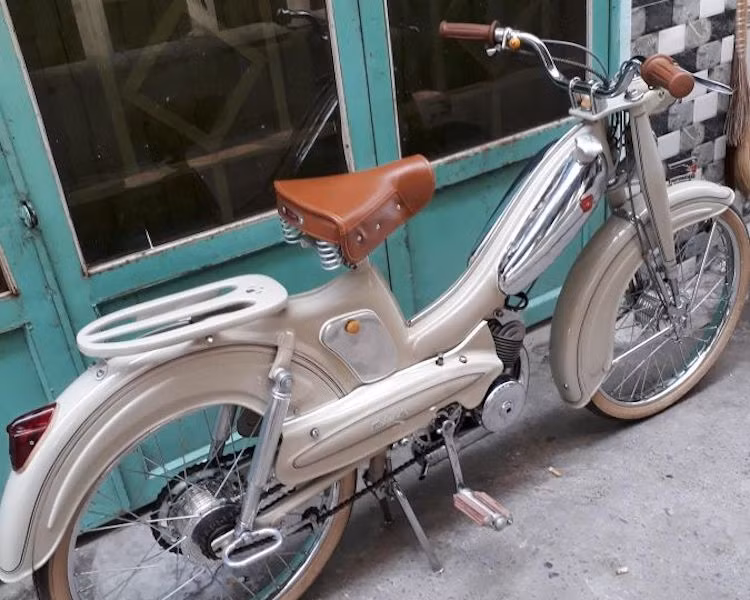 Chiếc xe máy Mobylette AV85 này đã được người chơi xe cất công phục chế về trạng thái nguyên bản, sử dụng những phụ tùng nguyên bản được "làm mới" lại để khiến nó có vẻ ngoài "long lanh" như xe mới. Với giá 28 triệu, nó đắt tương đương với một số dòng xe máy phổ thông ở phân khúc cao cấp.