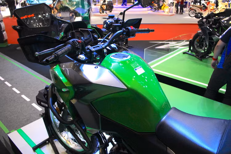 Với các đường nét thẳng, góc cạnh, mẫu PKL Versys-X 300 có vẻ ngoài đầy cá tính và cứng cáp khi nhìn từ hai bên thân. Sở hữu bình xăng lớn, hãng xe Kawasaki cho biết chiếc xe có thể đi được trung bình tới gần 390 km với mỗi một lần đổ đầy bình.