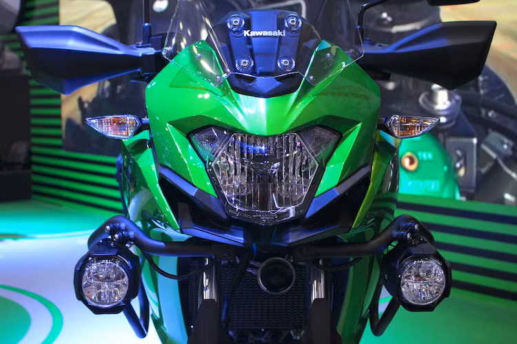 Hiện tại trong phân khúc xe phân khối lớn từ 400 cc trở xuống, khách hàng vẫn còn có rất ít sự lựa chọn với dòng xe adventure, và Versys-X 300 được Kawasaki tạo ra nhằm "đón đầu" trước tại phân khúc đầy tiềm năng này. Giống như các dòng xe hiện tại của hãng, Versys-X 300 sở hữu thiết kế đầy sắc sảo, đồng thời khác biệt so với các mẫu xe khác thuộc dòng Versys.