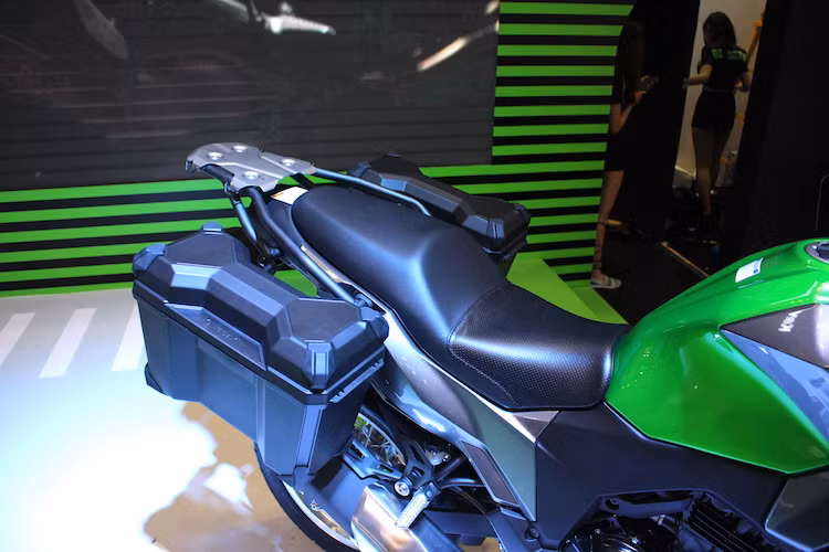 Dù là một mẫu xe adventure nhưng chiều cao yên của Versys-X 300 chỉ là 800 mm. Cùng với trọng lượng khoảng 170 kg, chiếc xe sẽ dễ dàng điều khiển hơn với những người có chiều cao khiêm tốn hoặc mới làm quen với xe phân khối lớn.