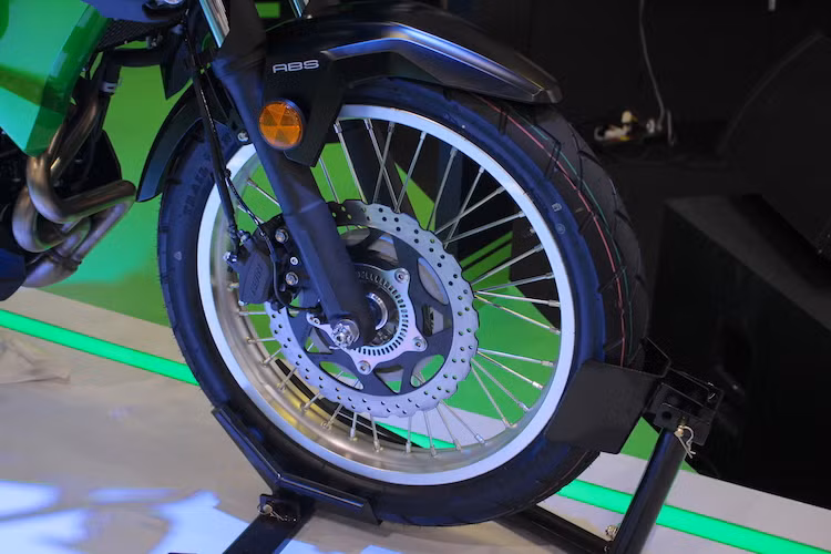 Là một mẫu xe được thiết kế để sử dụng trên nhiều địa hình, phuộc trước của Versys-X300 có khoảng hành trình lớn cùng đường kính 41 mm. Hệ thống phanh với heo Nissin 2 piston được thừa hưởng từ Z300 hay Ninja 300, trong khi bánh trước của xe hoàn toàn khác biệt với vành nan 19 inch và lốp 100/90/19.