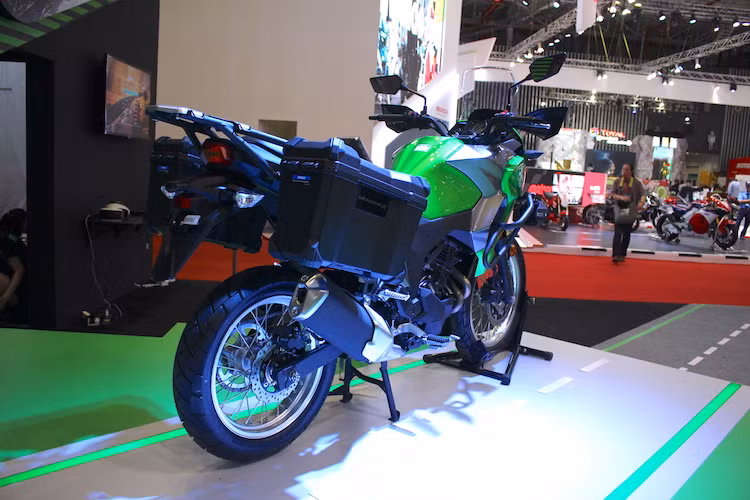 Tại Việt Nam, Kawasaki Versys sẽ được bán với 2 phiên bản là Urban (đô thị) và Adventure (địa hình). Trong đó, bản Urban sẽ có chân chống đứng, bảo vệ tay lái và thùng chứa đồ dung tích 30 lít. Phiên bản "full option" Adventure sẽ có thêm bộ khung bảo vệ động cơ, đèn LED chiếu sáng tăng cường, hai thùng chứa đồ ở hai hông với dung tích mỗi thùng 17 lít phía sau xe.