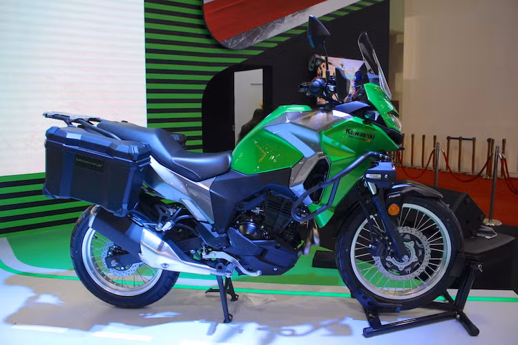 Tại thị trường Việt Nam, phiên bản Versys-X 300 Urban chỉ có màu xám và được bán với giá 149 triệu đồng. Bỏ ra 169 triệu đồng, khách hàng sẽ có phiên bản Adventure màu xanh với đầy đủ các trang bị cho một chuyến "phượt" dài ngày.