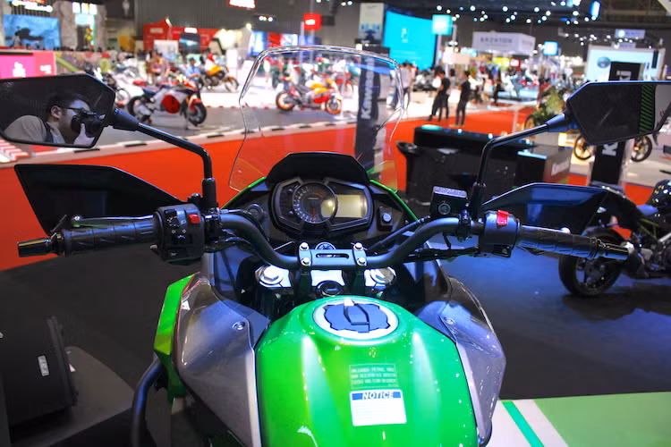 Giống như mọi chiếc adventure khác, Versys-X 300 có ghi-đông cao đầy thoải mái. Bảng đồng hồ của xe sở hữu thiết kế khác biệt so với Ninja 300 hay Z300, nhưng có các chức năng tương tự, công với khả năng đo mức tiêu thụ nhiên liệu trung bình. Đặc biệt, xe được tích hợp sẵn ổ điện để sạc các thiết bị cá nhân như điện thoại hay bộ định vị GPS.