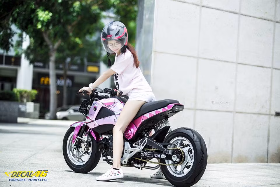 Với niềm đam mê môtô, nữ biker kiêm người mẫu ảnh Tôn Nữ Đoan Trang tại Sài Gòn đã tự sắm cho mình một chiếc Honda MSX125 và độ lại nó "full bài" theo phong cách low rider Mỹ.