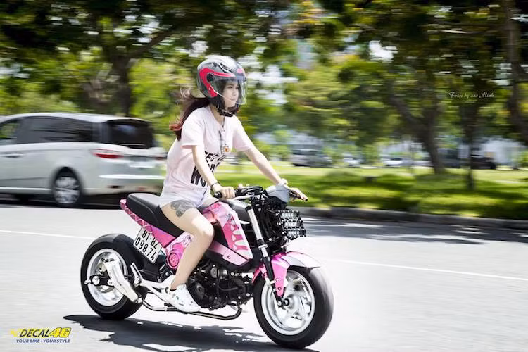 Phần thân vỏ nguyên bản của Honda MSX125 đã được Đoan Trang giữ nguyên. Tuy nhiên, cô đã trang trí lại thân xe bằng decal tem trùm với những họa tiết hoạt hình màu hồng vui nhộn và đáng yêu. Ở phía sau, cô đã trang bị cho MSX125 pad nối gắp nhôm CNC để khiến chiếc xe có dáng "trường" hơn.