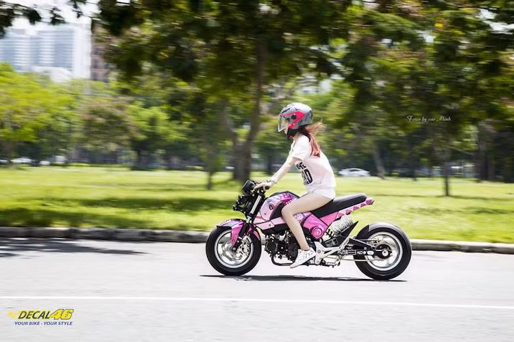 Khối động cơ 125 cc SOHC 2 van làm mát bằng gió nguyên bản của MSX cũng đã được Đoan Trang giữ nguyên, chỉ có tiếng nổ ấn tượng hơn so với nguyên bản nhờ hệ thống xả với cổ pô full system cùng pô độ Ixil 2 nòng hàng nhập.