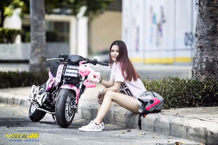 Với kích thước nhỏ nhắn, chiếc MSX125 tỏ ra khá phù hợp với vóc người của Đoan Trang. Tuy nhiên không bằng lòng với xe nguyên bản, cô đã trang bị cho chiếc MSX125 của mình nhiều món "đồ chơi" độc đáo, khiến chiếc xe có kiểu dáng theo phong cách lowrider thường được dân chơi Mỹ ưa chuộng.