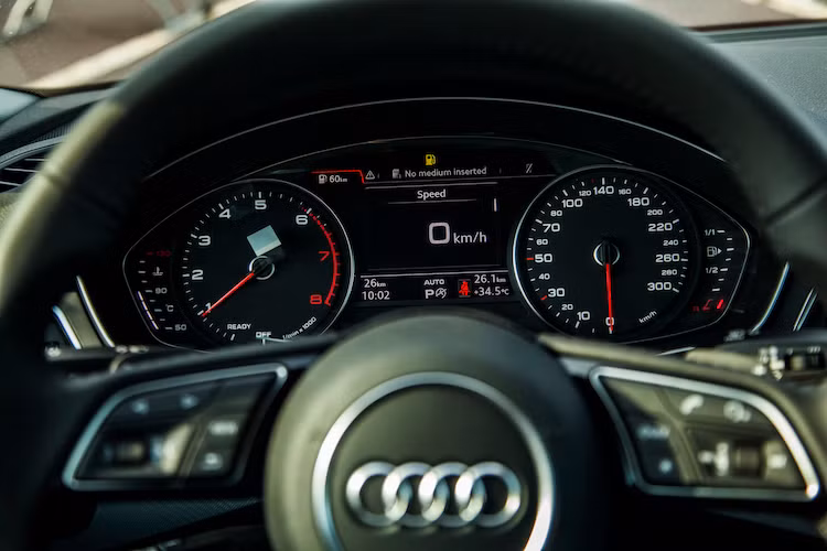 Tại thị trường Việt, A5 Sportback 2017 sẽ được trang bị bảng đồng hồ kiểu truyền thống với đồng hồ báo tua và báo tốc độ chạy kim, nằm giữa là màn hình đa thông tin với kích thước 5 inch. Ở các thị trường khác, chiếc xe còn có tùy chọn bảng đồng hồ kỹ thuật số Virtual Cockpit, tuy nhiên hiện chưa rõ Audi Việt Nam có cung cấp tùy chọn này hay không.