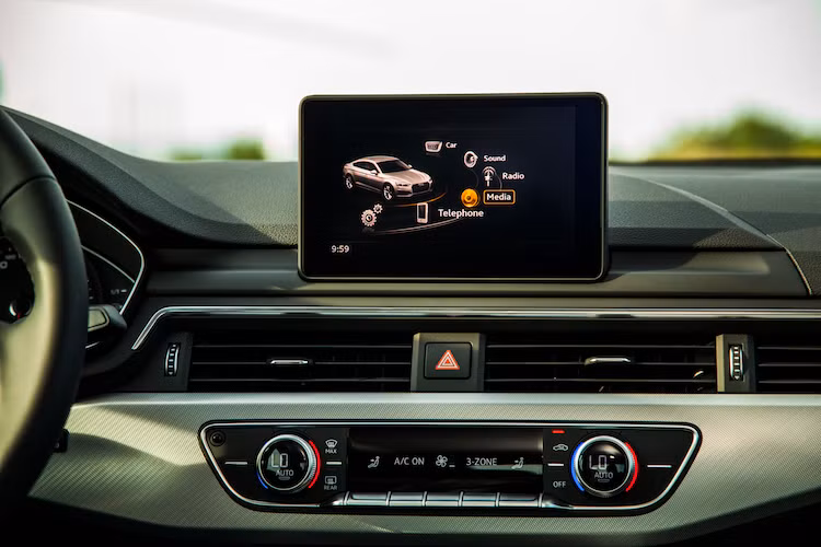 Nằm trên bảng táp-lô của xe là hệ thống thông tin giải trí MMI thế hệ mới của Audi với màn hình 7 inch, kết nối smartphone qua Apple Carplay/Android Auto, USB, Bluetooth... A5 Sportback cũng được trang bị sẵn hệ thống đèn LED nội thất điều chỉnh 30 màu theo tâm trạng. Một số tùy chọn khác gồm cửa sổ trời panorama, dàn âm thanh 3D Bang &amp; Olufsen với 19 loa cho công suất 755 watt...