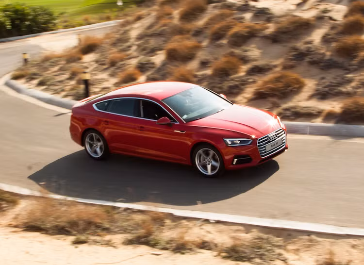 Dù có kích cỡ lớn hơn nhưng A5 Sportback 2017 lại nhẹ hơn phiên bản tiền nhiệm 220 kg, với trọng lượng không tải chỉ 1.470 kg. Cảm giác vô-lăng của xe cũng được cải thiện nhờ hệ thống lái mới nhẹ hơn 3,5 kg, có tỉ số truyền 15,9:1 thể thao. A7 Sportback mới cũng được trang bị hệ thống treo biến thiên và hệ thống lái 5 chế độ: Thoải mái, Tự động, Thể thao, Hiệu quả và cài đặt cá nhân.