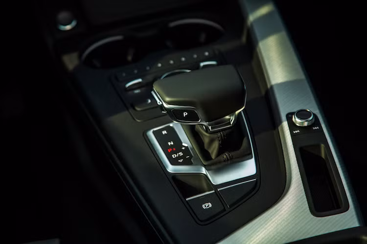 Xe được trang bị hộp số S-tronic 7 cấp thế hệ mới, kết hợp cùng hệ dẫn động 4 bánh toàn thời gian quattro nổi tiếng của Audi. Được trang bị khóa vi sai trung tâm, quattro sẽ sẽ truyền 60% mô men động cơ tới trục sau và 40% tới trục trước trong điều kiện lái bình thường. Khi ở điều kiện cần thiết, hệ thống có thể truyền tối đa tới 70% công suất cho trục trước hoặc tới 85% cho trục sau.