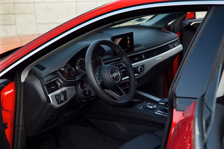 Với các kích thước lớn hơn, không gian nội thất trên A5 Sportback mới đã được mở rộng với chiều dài tăng thêm 17 mm. Khoang vai cũng được gia tăng cho cả người điều khiển (9 mm) và cả hành khách phía trước (11 mm). Bảng táp-lô của A5 Sportback cũng có thiết kế không đổi so với A4, với thiết kế tối giản thanh lịch.