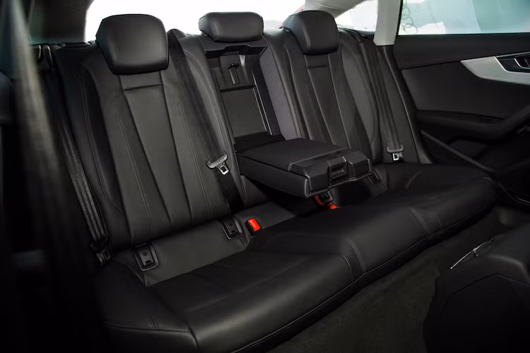 Nhờ có trục cơ sở dài 2824 mm thay vì chỉ 2764 mm như Audi A5 coupe, A5 Sportback có hàng ghế sau rộng rãi hơn. Nếu so với thế hệ trước, hành khách phía sau có khoang để chân rộng hơn 24 mm và toàn bộ chiều dài cabin tăng thêm 17 mm. Thêm tiền, khách hàng sẽ có hệ thống giải trí cho hàng ghế sau với máy tính bảng có màn hình cảm ứng 10,1 inch chạy Android bộ nhớ trong 32GB, sử dụng chip Tegra 40.