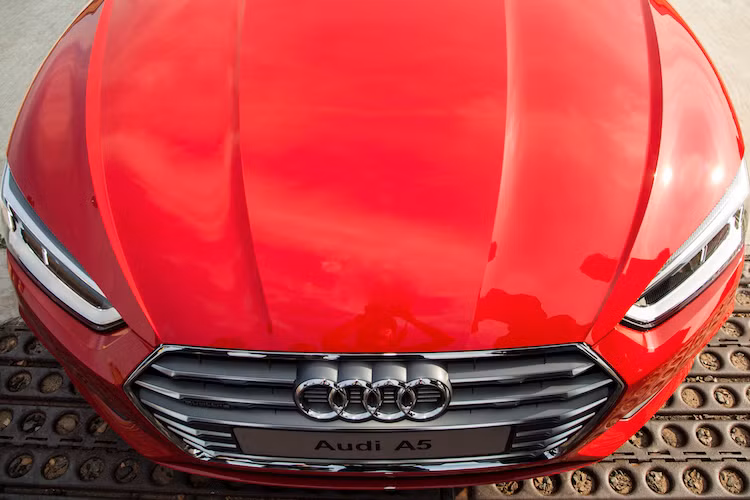 Nằm dưới nắp ca-pô, Audi A5 Sportback tại Việt Nam sẽ chỉ có duy nhất phiên bản động cơ 4 xi-lanh thẳng hàng tăng áp 2.0 TFSI, cho công suất 252 mã lực và mô-men xoắn 370 Nm. Nếu so sánh với thế hệ trước đó, chiếc xe có mức tiêu thụ nhiên liệu giảm đến 11%, trong khi công suất cũng tăng lên thêm 9%.