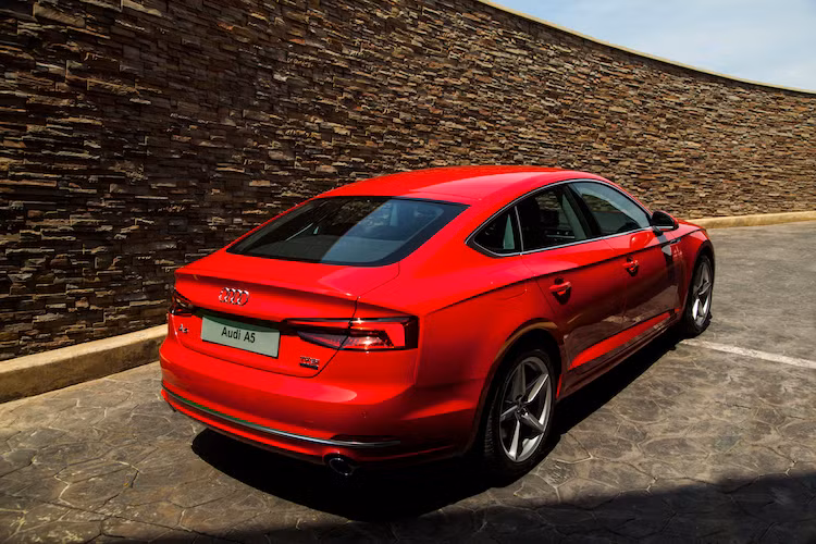 Phiên bản A5 Sportback ở Việt Nam có mâm đúc 5 cánh thể thao. Ở phía đuôi xe, phần đuôi của A5 Sportback có thiết kế gần như y hệt dòng coupe 2 cửa A5 đã ra mắt trước với cặp đèn LED thiết kế mảnh dẻ. Phần dưới cản sau của xe chỉ có một chút khác biệt so với A5. Xe có kích thước D x R x C lần lượt là 4733, 1843 , 1386 mm và trục cơ sở 2824 mm.