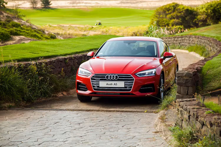 Tại triển lãm Paris 2016, mẫu xe sang với thiết kế cá tính Audi A5 Sportback 2017 thế hệ mới đã được ra mắt lần đầu tiên. Vào đầu tháng 5 năm nay, một lô A5 Sportback 2017 đặc biệt đã lần đầu "đặt chân" tới Việt Nam để phục vụ hội nghị APEC 2017. Vừa qua dòng xe này đã chính thức được Audi Việt Nam nhập khẩu và phân phối đại trà dành cho mọi khách hàng Việt.