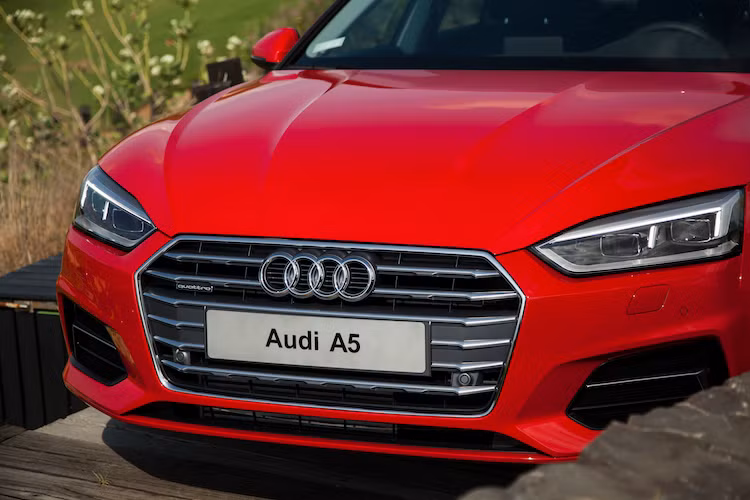 So với A4, phần đầu của A5 Sportback đã được hãng xe Audi thiết kế lại hoàn toàn. Phần trung tâm vẫn tiếp tục là lưới tản nhiệt lục giác rộng ngang, tuy nhiên các đèn pha và khe hút gió trên cản trước của A5 mới đều lớn hơn hẳn A4. Ngoài ra, nắp ca-pô của chiếc xe cũng được dập những đường gân nổi mới, đậm nét hơn.