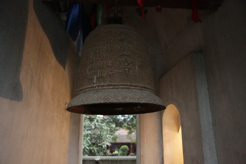 "Tiếng chuông Trấn Vũ ngân rất vang, người dân có thể nghe thấy tiếng chuông ở đền Trấn Vũ từ khoảng cách 2km nếu không có tiếng pháo hoa và tiếng xe ồn ào. Có lẽ nhiều năm mọi người mải ngắm pháo hoa mà quên mất tiếng chuông đêm giao thừa", ông Sơn nói.