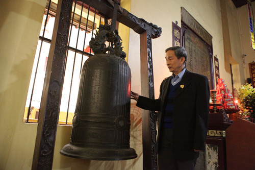 Tại chùa Quán Sứ (quận Hoàn Kiếm, Hà Nội) có rất nhiều quả chuông treo ở trong và ngoài chính điện. Ông Nguyễn Văn Thắng (75 tuổi), trưởng ban bảo vệ chùa Quán Sứ cho biết, năm nào cũng vậy, từ lúc 12h kém khoảng 1 phút, tiếng chuông, tiếng trống trong nhà chùa đồng loạt vang lên. Người dân có thể nghe thấy tiếng chuông phát ra từ chùa Quán Sứ khoảng gần 1km nếu không có tiếng pháo hoa.