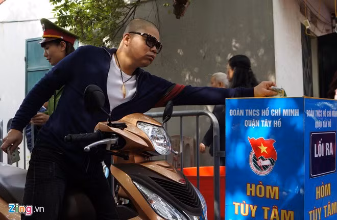 Dù là điểm gửi xe miễn phí nhưng nhiều người dân vẫn gửi tiền vào "Hòm tùy tâm" để ủng hộ lực lượng làm nhiệm vụ.