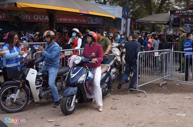 Phương tiện ra vào bãi gửi xe được phân làn bằng barie để tránh ùn tắc.