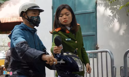 Ca sáng bắt đầu từ 7h30 đến 11h30, sau đó họ được các đồng đội khác tới đổi trực. Trao đổi với Zing.vn, đại úy Nguyễn Văn Thanh, Bí thư Đoàn thanh niên, Đội phó đội Tham mưu Công an quận Tây Hồ, cho biết trong ngày mùng 1 Tết Đinh Dậu bãi xe tiếp nhận hơn 14.000 xe máy, 3.000 ôtô. "Dự kiến ngày mùng 2, lượng phương tiện gửi tương đương hôm qua" - đại úy Thanh nói.