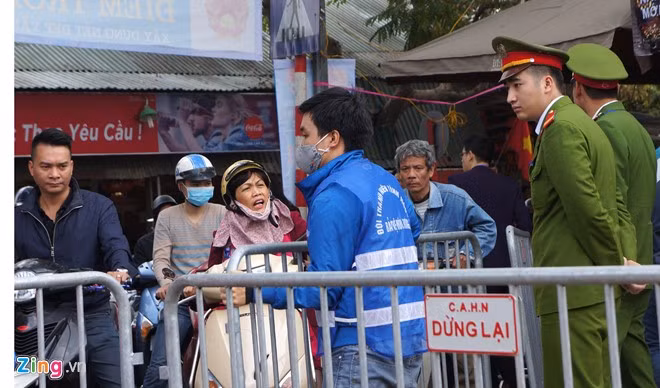 10h30 ngày 29/1 (mùng 2 Tết), khi bãi giữ xe gần Phủ lấp đầy phương tiện, cảnh sát dùng barie điều hướng dòng xe sang điểm tập kết bên cạnh.