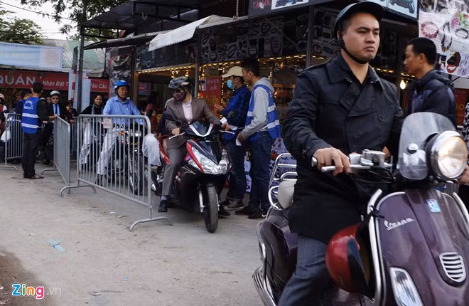 Theo ghi nhận của phóng viên sáng 29/1 (mùng 2 Tết), người dân ra vào bãi gửi xe máy khá dễ dàng. "Tôi an tâm hơn khi gửi xe trong bãi được trông giữ quy củ, có công an bảo vệ" - chị Hà (ở quận Thanh Xuân) chia sẻ.