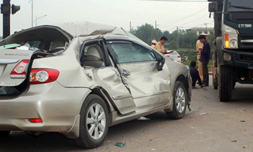 Xe o to Chu nhiem UB Kiem tra Tinh uy Quang Tri gap nan