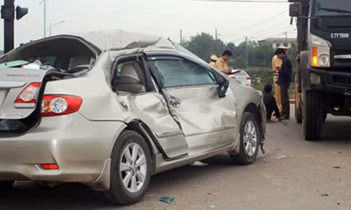 Xe o to Chu nhiem UB Kiem tra Tinh uy Quang Tri gap nan