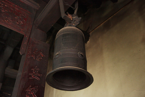 Chuông treo trong chính điện Tổ Đình Phúc Khánh (quận Đống Đa), nhà chùa cho biết, chuông tuy nhỏ nhưng rất quý, tiếng chuông được vang lên, ngân vang xa trong đêm giao thừa.