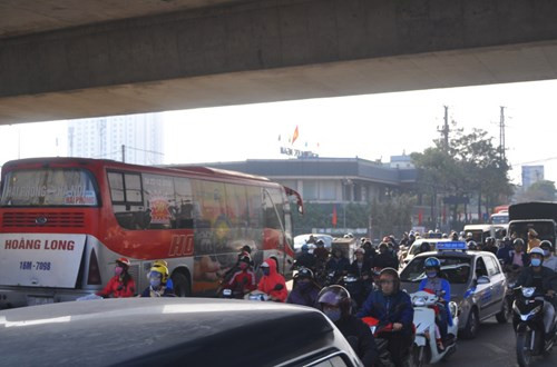 Ngã 3 Giải Phóng - Ngọc Hồi luôn trong tình trạng kẹt cứng, giao thông hỗn loạn. Thậm chí nhiều xe khách vượt đèn đỏ, đi ngược chiều đường nhưng không bị lực lượng chức năng xử lý. Trong ảnh: Xe khách Hoàng Long vượt đèn đỏ chạy ngược dòng phương tiện từ đường Ngọc Hồi vào trung tâm thành phố.