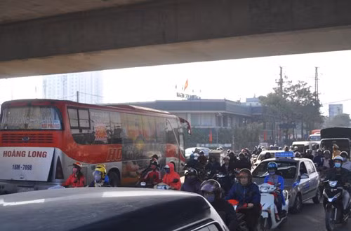 Ngã 3 Giải Phóng - Ngọc Hồi luôn trong tình trạng kẹt cứng, giao thông hỗn loạn. Thậm chí nhiều xe khách vượt đèn đỏ, đi ngược chiều đường nhưng không bị lực lượng chức năng xử lý. Trong ảnh: Xe khách Hoàng Long vượt đèn đỏ chạy ngược dòng phương tiện từ đường Ngọc Hồi vào trung tâm thành phố.