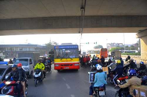 Trao đổi với Tiền Phong, một cán bộ trực điều tiết giao thông tại nút giao này cho hay, thông thường cửa ngõ phía Nam thủ đô chỉ ùn tắc giờ cao điểm buổi sáng, chiều. Tuy nhiên, từ khi hàng trăm tuyến xe khách được điều chuyển từ Mỹ Đình về Giáp Bát, Nước Ngầm, nút giao Giải Phóng - Ngọc Hồi luôn trong tình trạng ùn ứ, giờ cao điểm tê liệt kéo dài. Nhiều nhà xe ngang nhiên dừng giữa đường đón, trả khách. Lực lượng CSGT phân luồng không xuể dẫn đến cảnh lộn xộn.