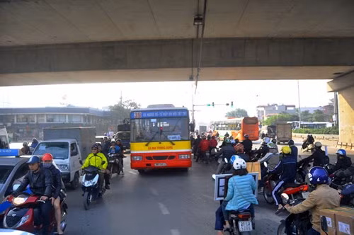 Trao đổi với Tiền Phong, một cán bộ trực điều tiết giao thông tại nút giao này cho hay, thông thường cửa ngõ phía Nam thủ đô chỉ ùn tắc giờ cao điểm buổi sáng, chiều. Tuy nhiên, từ khi hàng trăm tuyến xe khách được điều chuyển từ Mỹ Đình về Giáp Bát, Nước Ngầm, nút giao Giải Phóng - Ngọc Hồi luôn trong tình trạng ùn ứ, giờ cao điểm tê liệt kéo dài. Nhiều nhà xe ngang nhiên dừng giữa đường đón, trả khách. Lực lượng CSGT phân luồng không xuể dẫn đến cảnh lộn xộn.