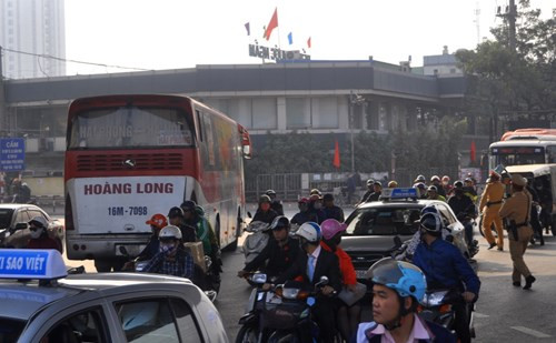 Chặn dòng phương tiện gây ra cảnh ùn tắc, cảnh sát ra tín hiệu dừng xe thì tài xế xe khách BKS Hải Phòng quay đầu bỏ chạy.