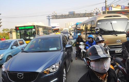 Thời điểm buổi trưa, hàng trăm phương tiện chôn chân trên đường Giải Phóng.