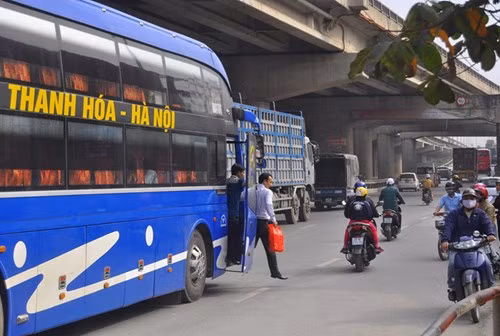 Trong khi đó, theo ghi nhận của Tiền Phong ngày 7/1, nhiều tuyến mới chuyển về bến Nước Ngầm chưa lâu nhưng đã xuất hiện tình trạng đón trả khách trước cổng ra bến xe.