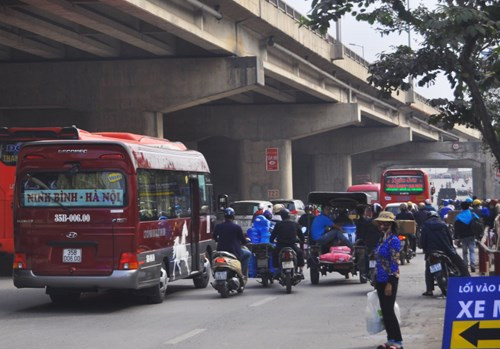 Tình trạng này khiến dọc ngã 3 Giải Phóng - QL1 ra cao tốc Pháp Vân - Cầu Giẽ luôn trong tình trạng ùn ứ, phương tiện di chuyển khó khăn dù thời điểm buổi trưa, đầu giờ chiều.