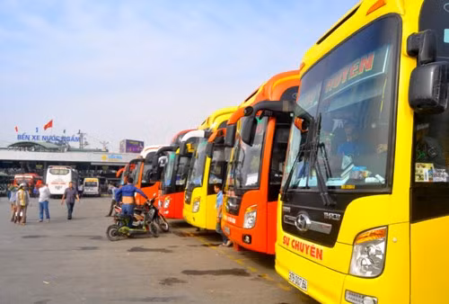 5 ngày sau khi thực hiện lệnh điều chuyển từ bến Mỹ Đình, nhiều tuyến xe khách thuộc 6 tỉnh chưa chuyển hết về bến xe Nước Ngầm, Giáp Bát.